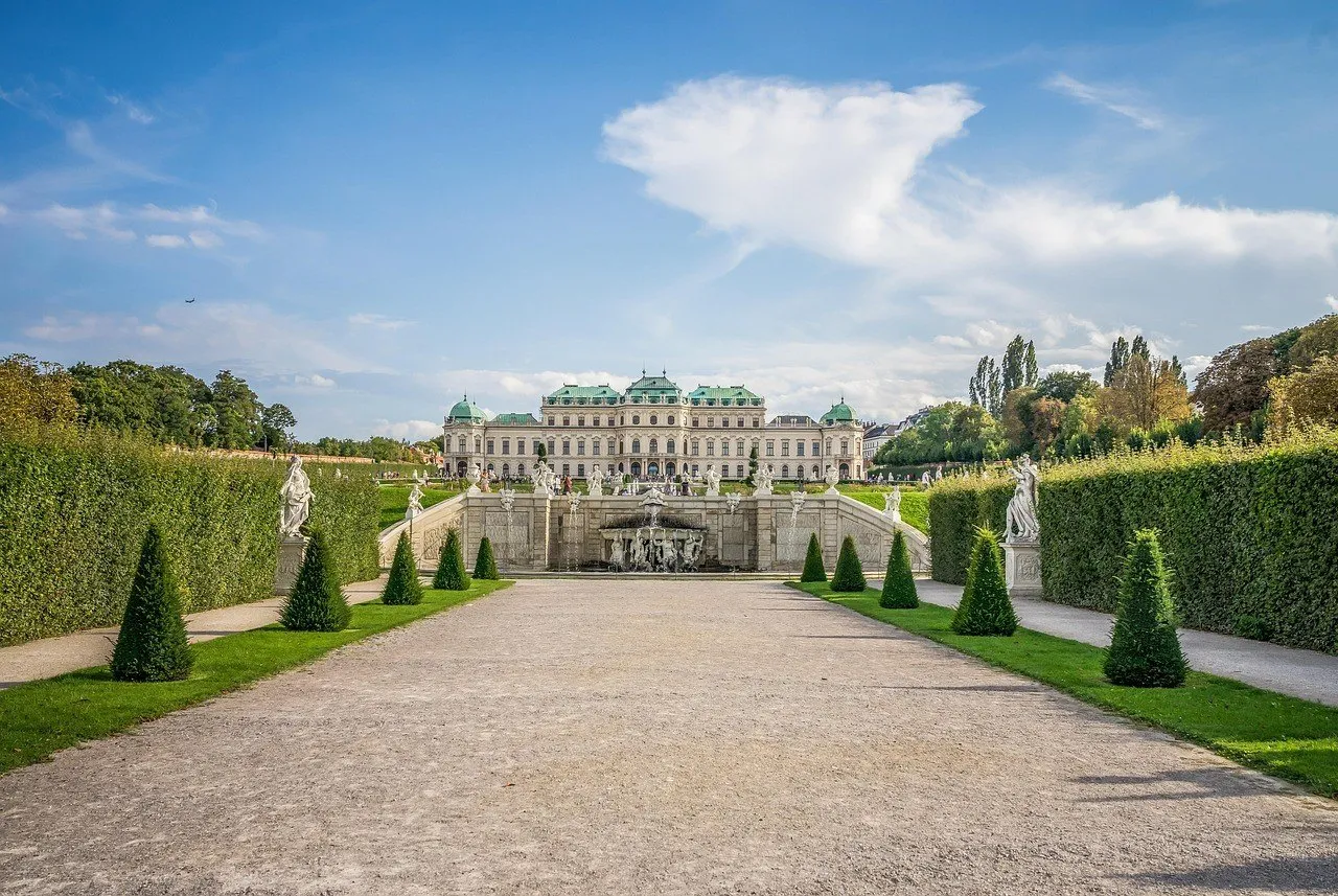 Belvedere Superior ao fundo de jardim formal com sebes, estátuas e fonte, em Viena.