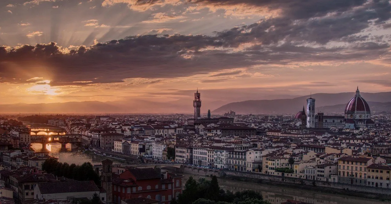 Panorama of Florence at sunset, with the Arno, bridges, Palazzo Vecchio and the Duomo dome.