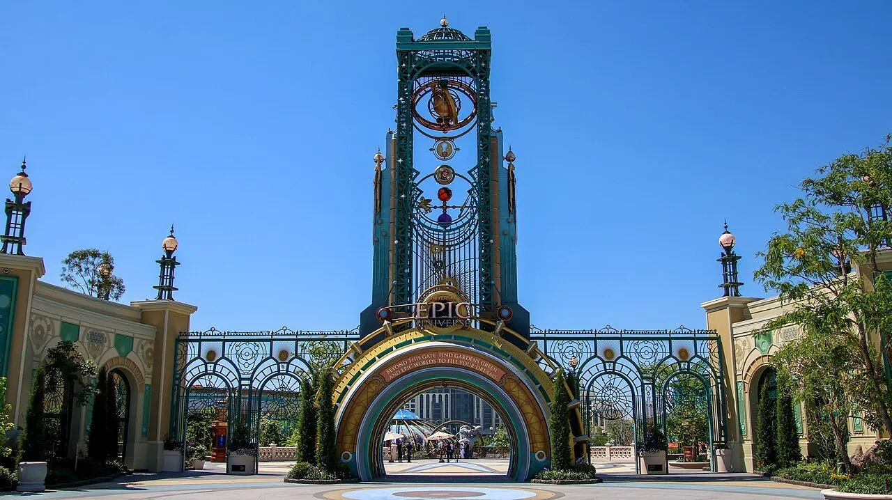 Portal Chronos do Universal Epic Universe, com torre, arcos ornamentados e céu azul.