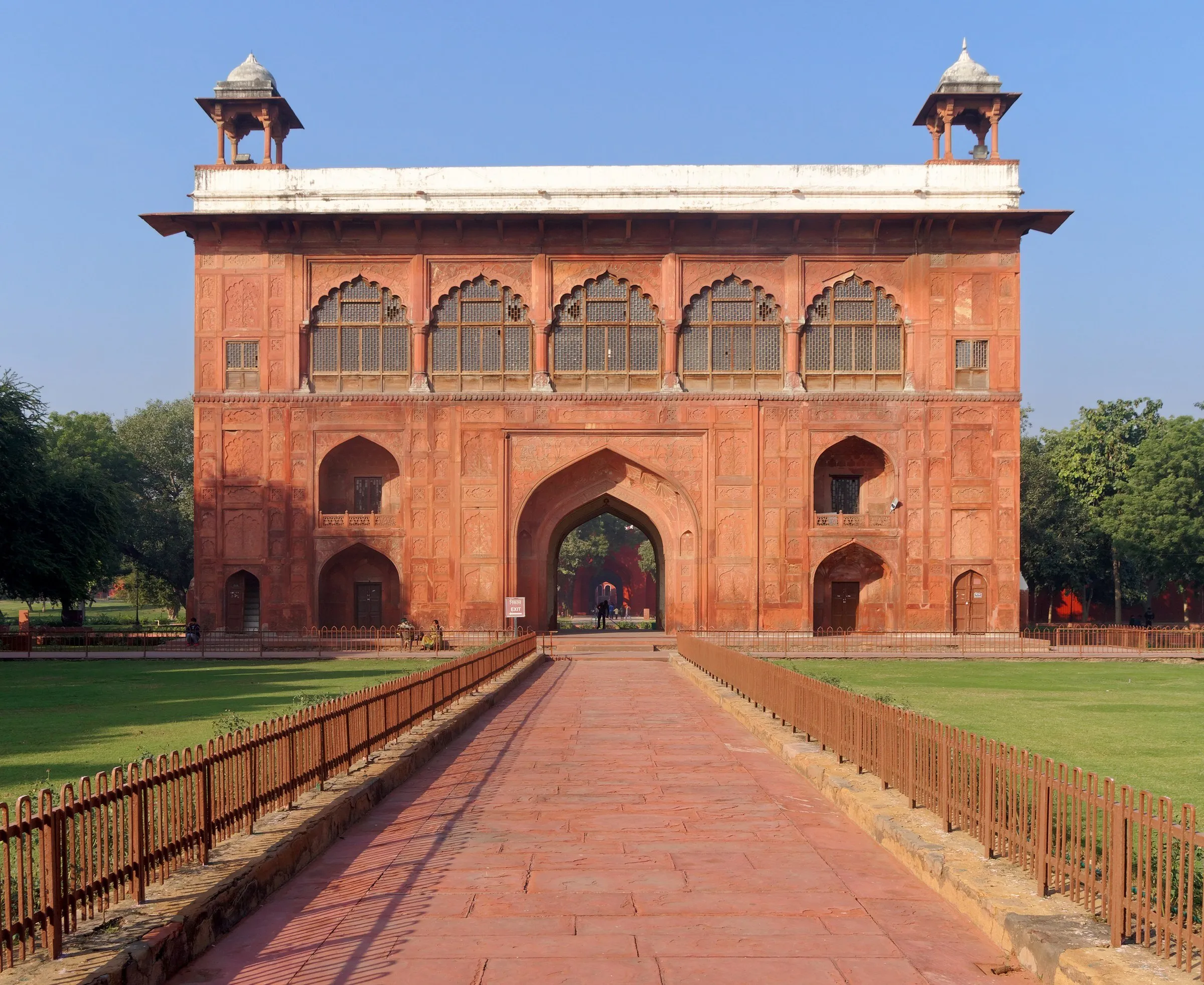 Fachada del Naubat Khana, en el Fuerte Rojo, en Delhi: arenisca roja, ventanas caladas, arco central y camino de piedra.