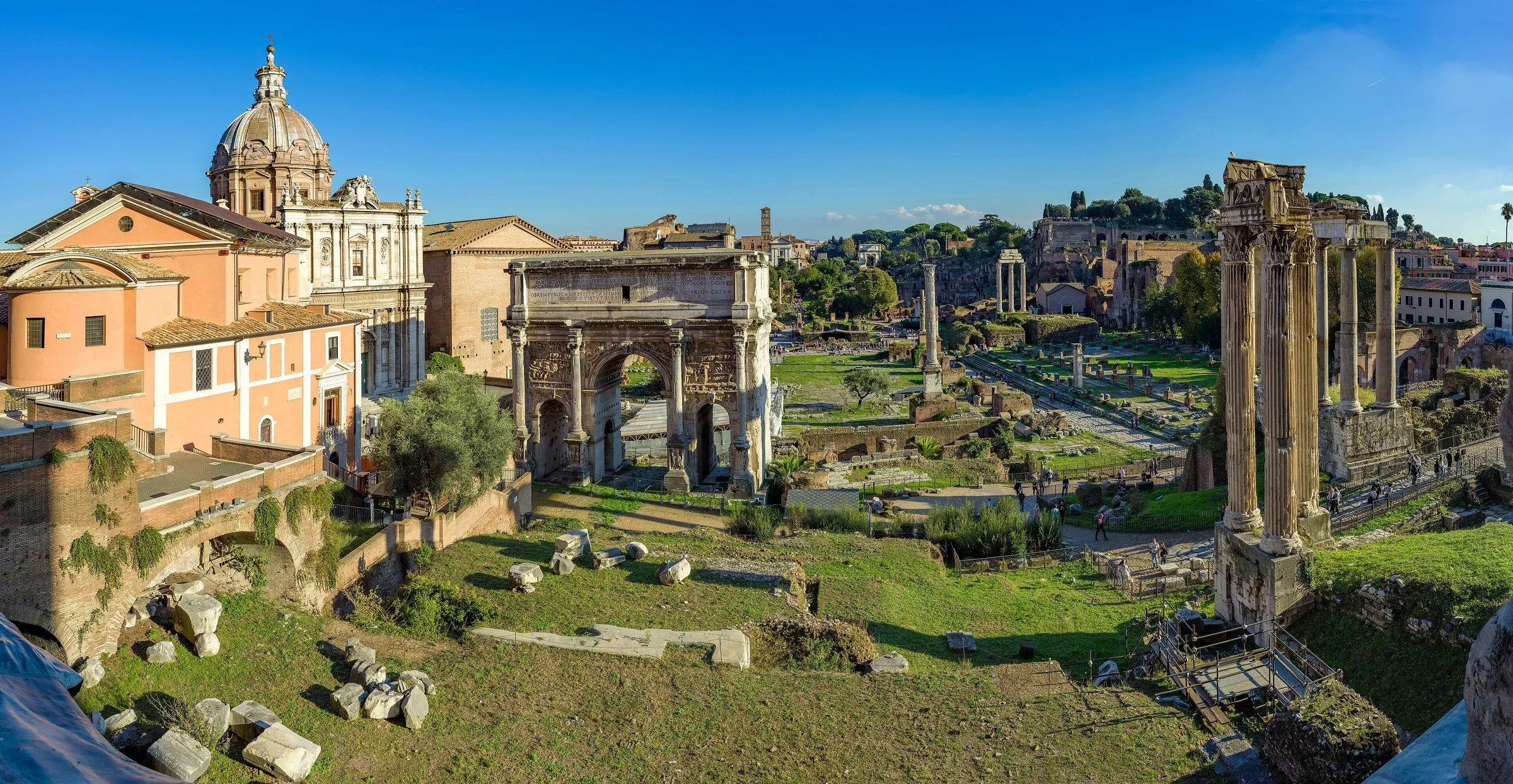 Elevated view of the Roman Forum, with the Temple of Castor and Pollux columns, the Arch of Septimius Severus and churches.