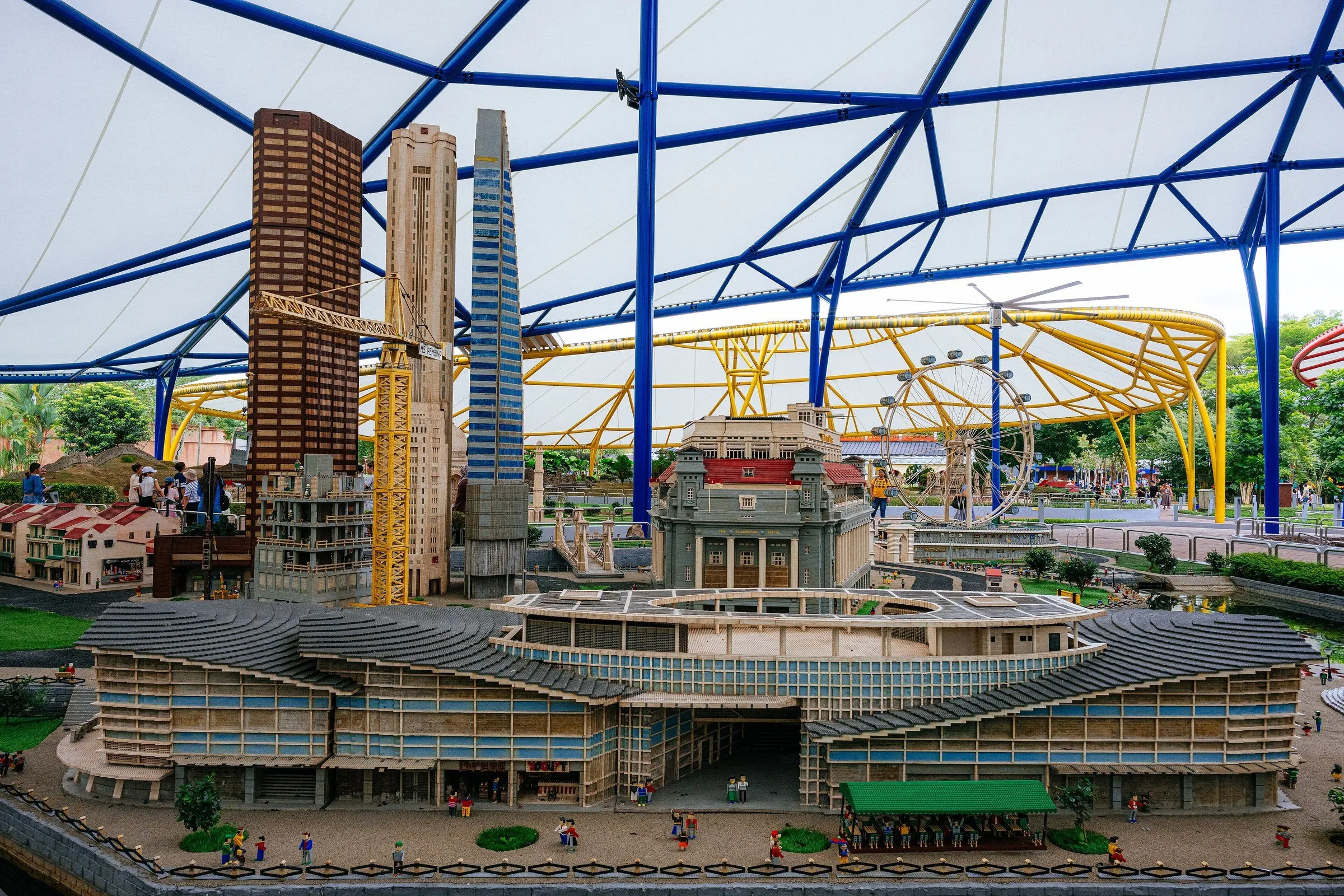 Miniaturas de edifícios e roda-gigante sob cobertura colorida na Miniland da LEGOLAND Malaysia.