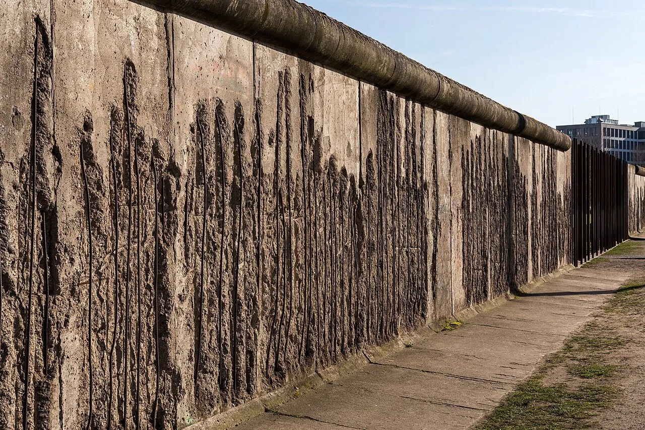 Trecho preservado do Muro de Berlim na Bernauer Straße, visto em perspectiva junto ao caminho.
