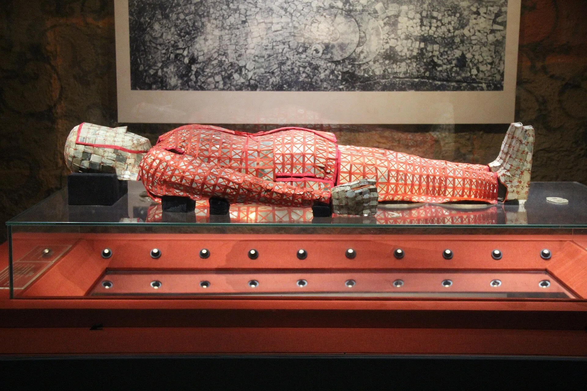 Traje funerario de jade con hilos rojos, expuesto tendido en una vitrina del Museo del Rey de Nanyue.