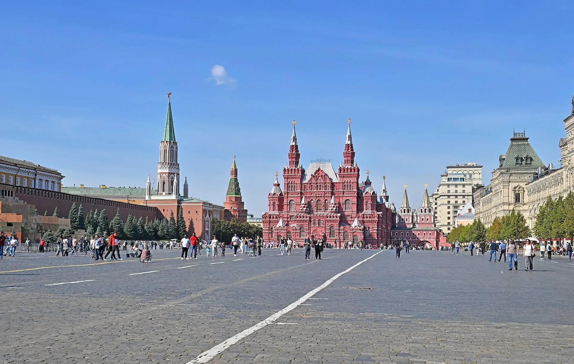 Vista amplia de la Plaza Roja, con muralla y torre del Kremlin, el Museo Histórico Estatal y el GUM.