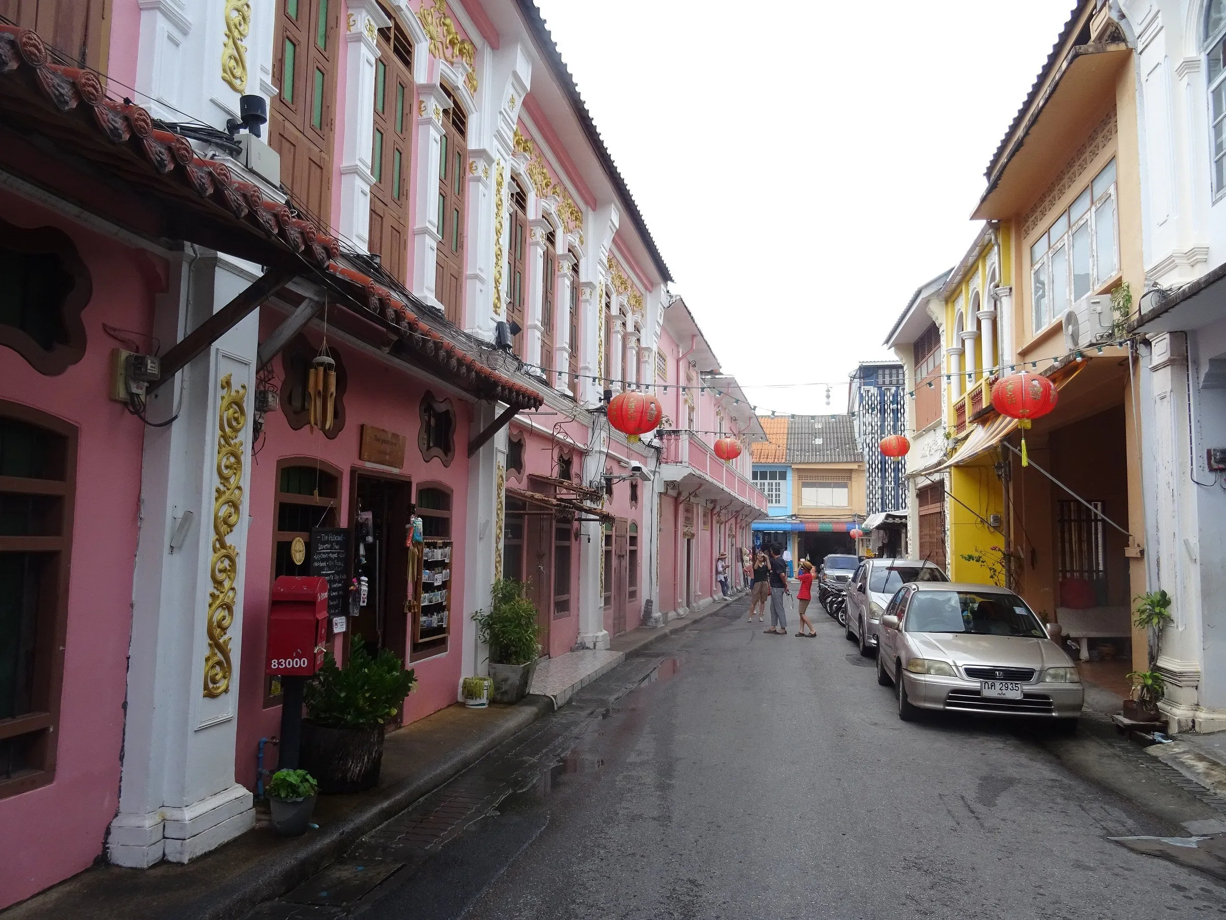 Travessa Soi Romanee, em Phuket Town, com sobrados sino-portugueses cor-de-rosa e lanternas vermelhas penduradas.