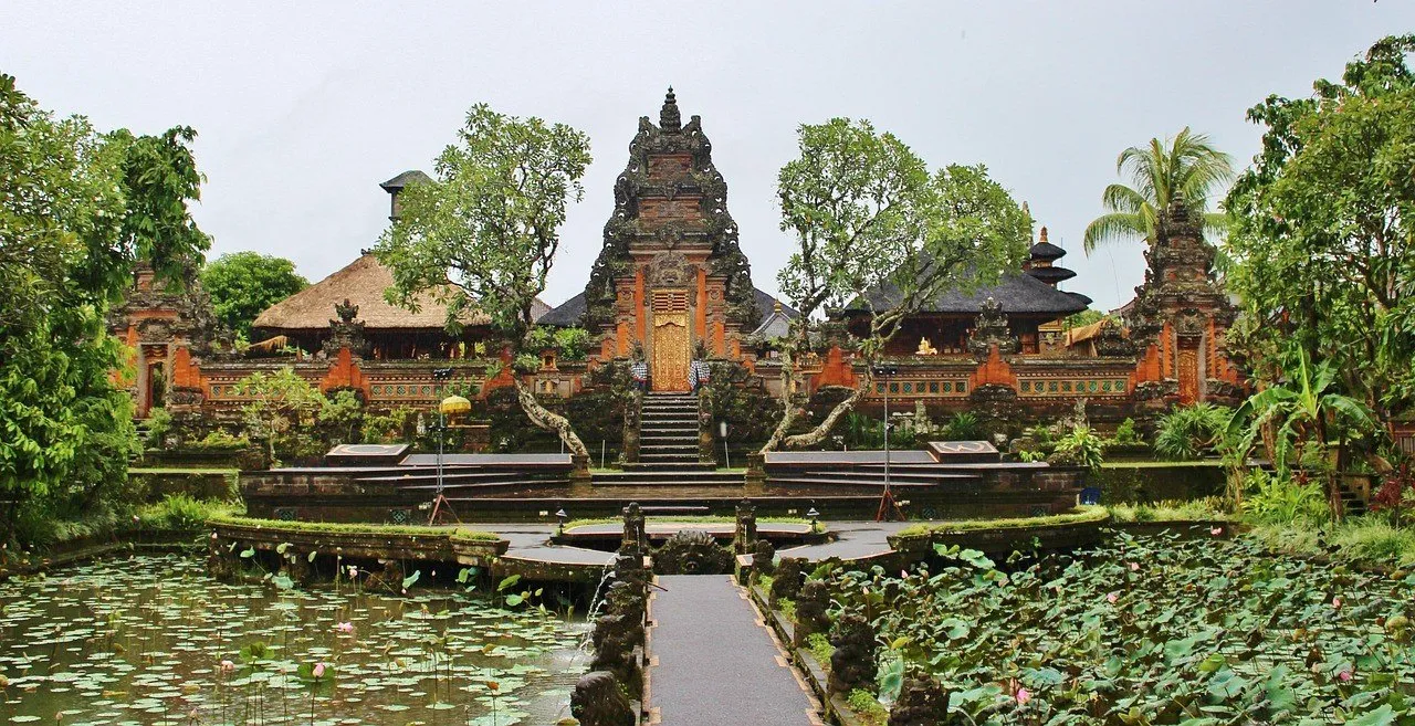 Camino central entre estanques de loto ante los portales esculpidos del templo Saraswati, en Ubud.